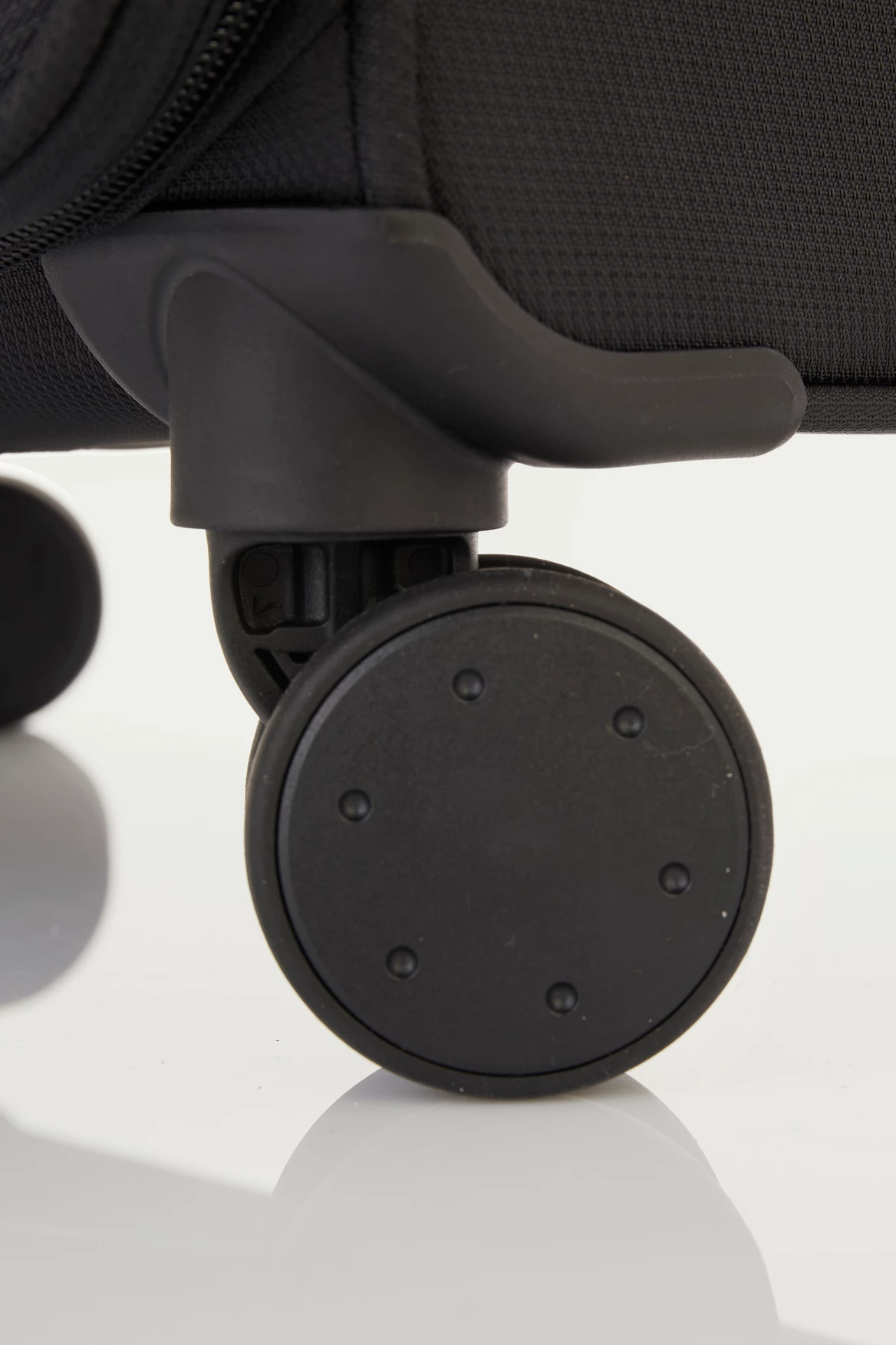 Antler Prestwick 80cm Suitcase 4 Antler Prestwick 80cm Suitcase - Image 4