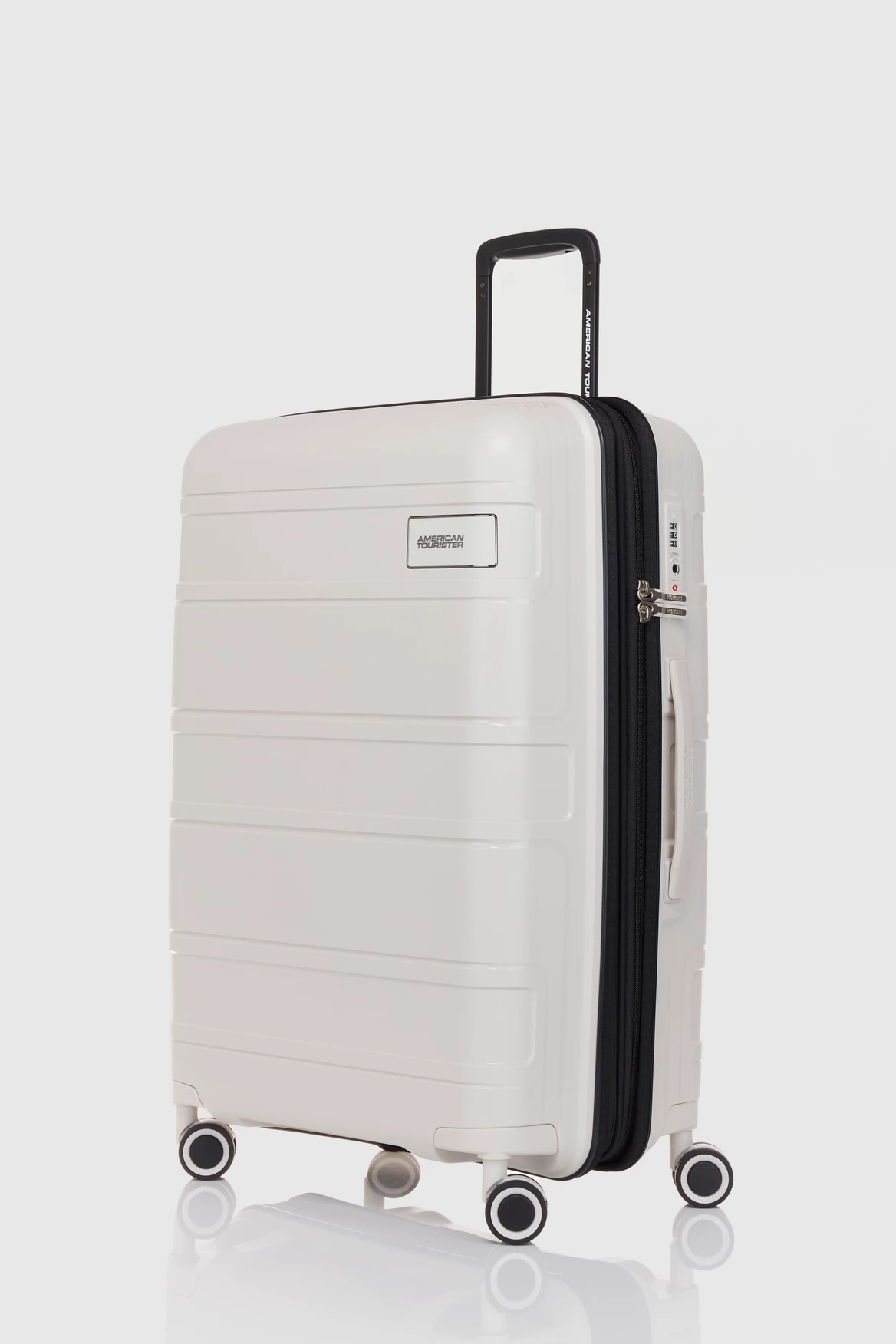 American Tourister Light Max 69cm Case 1 American Tourister Light Max 69cm Case