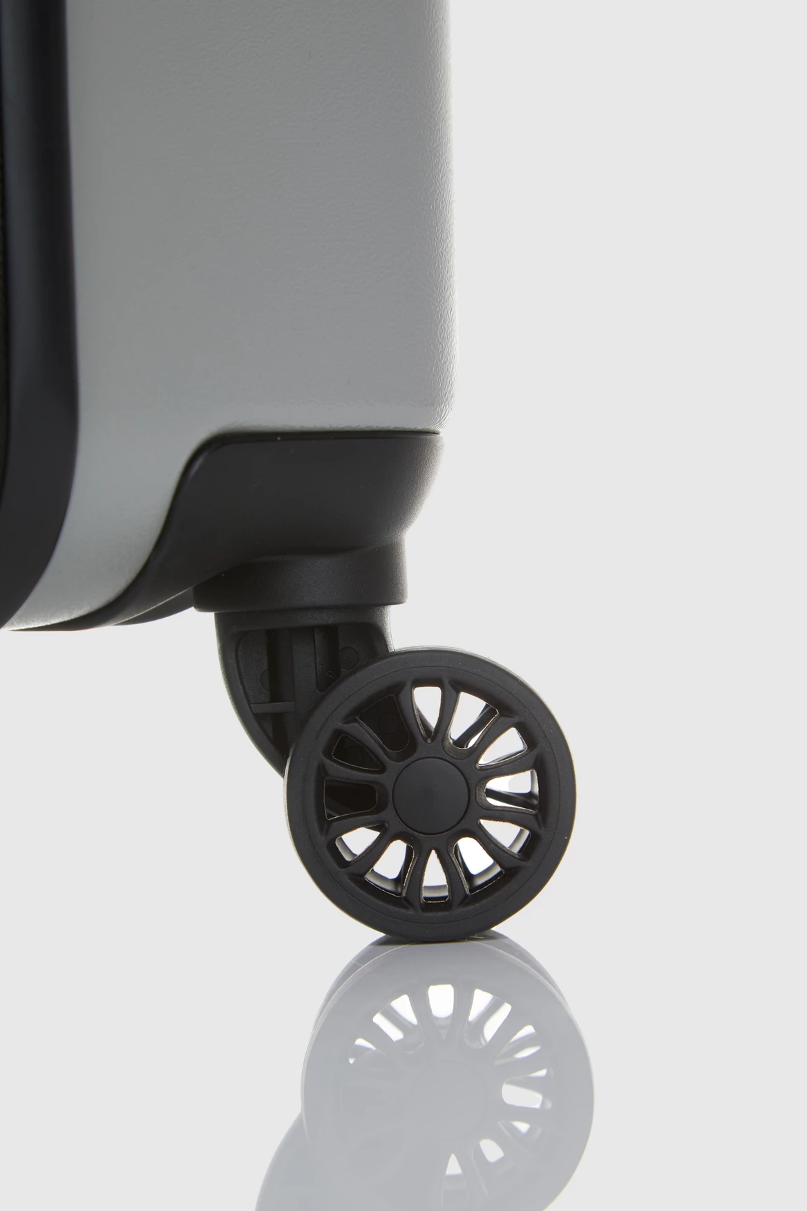 Calvin Klein Overlay 54cm Suitcase 6 Calvin Klein Overlay 54cm Suitcase - Image 6