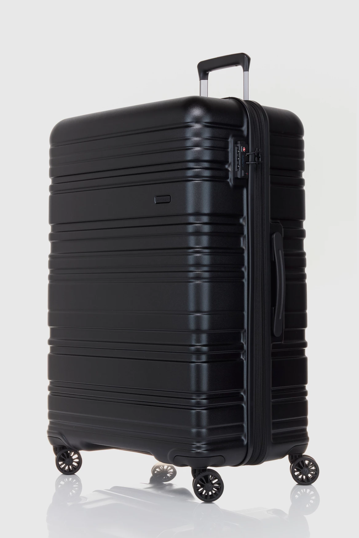 Antler Holcombe 81cm Suitcase 1 Antler Holcombe 81cm Suitcase